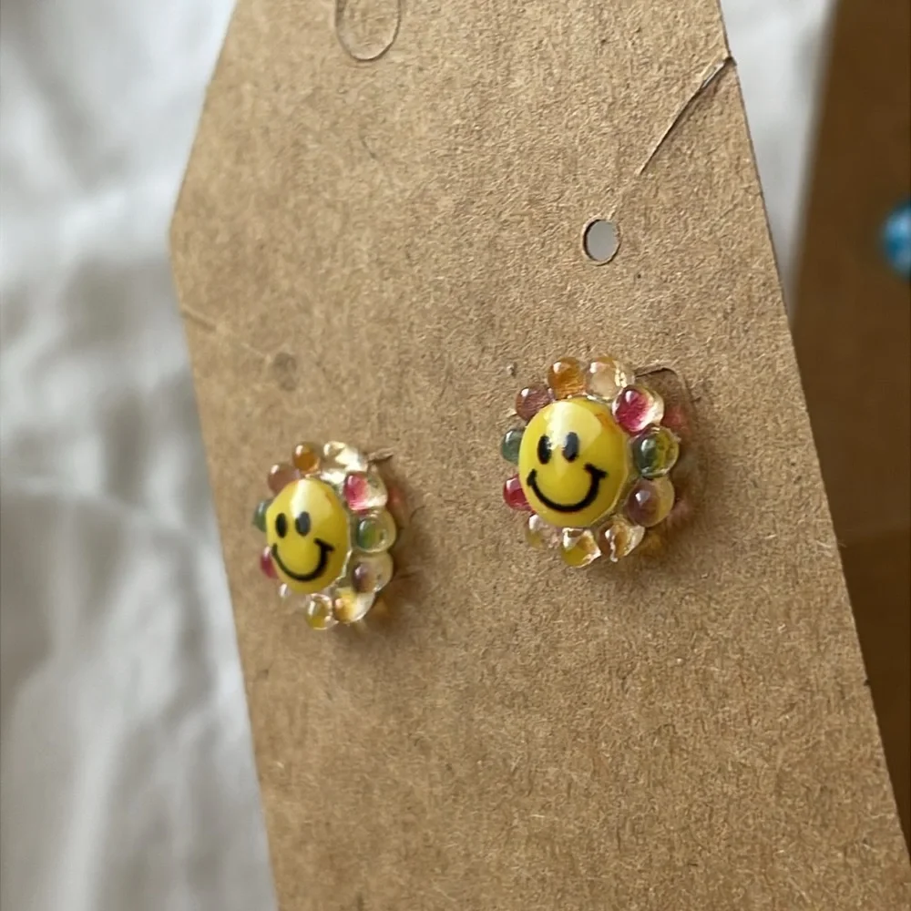 Smiley Flower Stud Earrings‎ - Picture 5 of 5